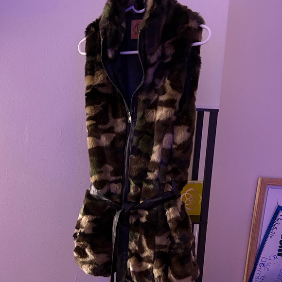 Camouflage Faux Fur Vest with Belt - Picture 2 of 2